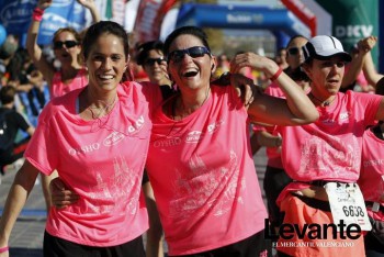Валенсийские женщины пропагандируют бег, как средство борьбы с раком