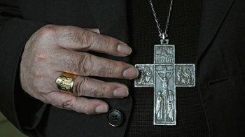 Баскский епископ лишился кольца, когда целовали его руку
