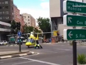 Вертолёт медицинской помощи спас больного человека в центре Мадриде 